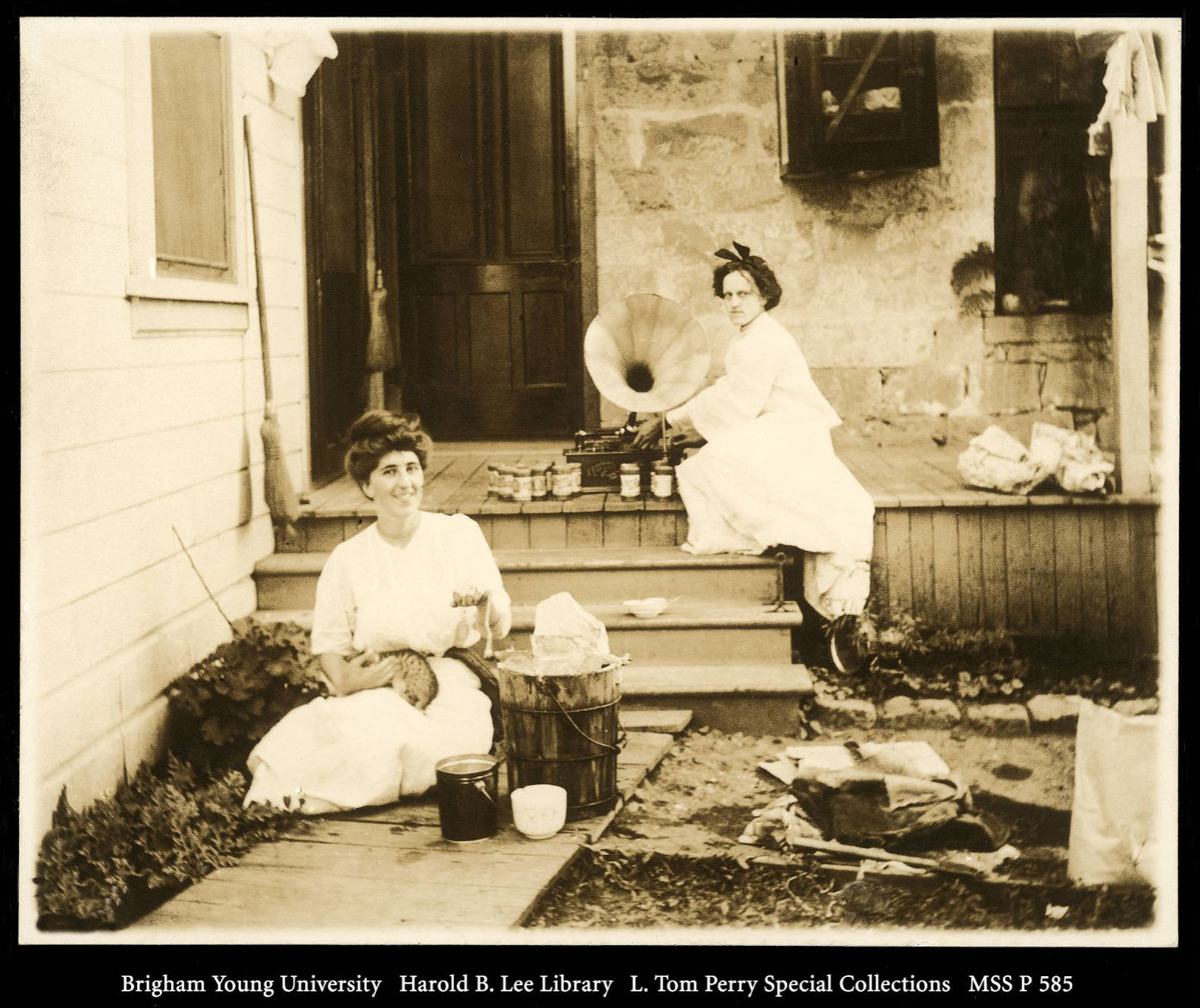 Edith Irvine with her cylinder phonograph, 1905